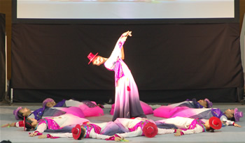 華麗な踊りを披露してくれました。