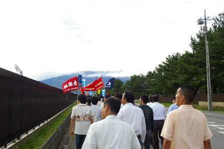 左の柵が海兵隊の使用している施設。正面は富士山