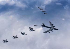 米空軍B52戦略爆撃機と共同訓練を行う航空自衛隊F15戦闘機（2020年版防衛白書より）