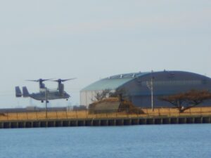 基地に着陸するオスプレイ 21.2.24